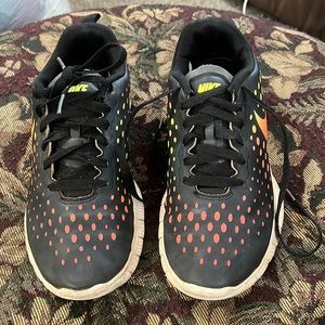 Nike tennis shoes. Only been worn a few times, size 6 women’s